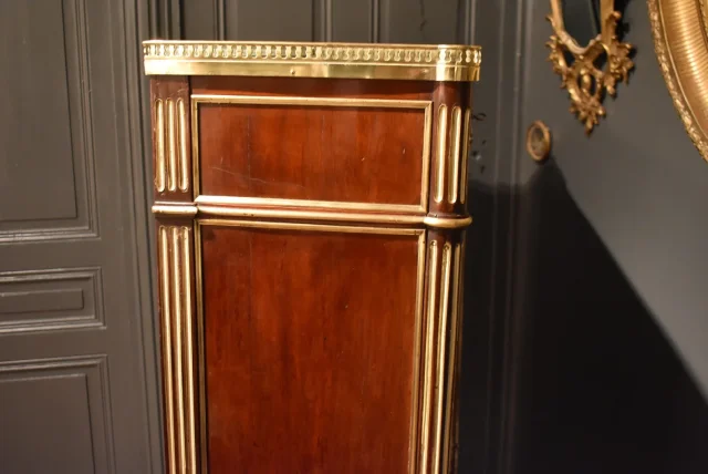 Vitrine de style Louis XVI en acajou