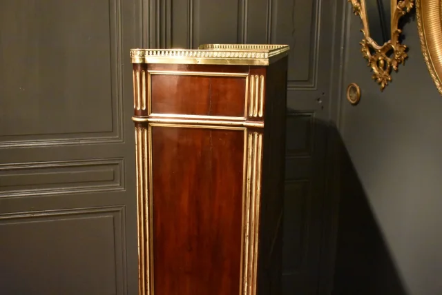 Vitrine de style Louis XVI en acajou