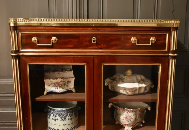 Vitrine de style Louis XVI en acajou