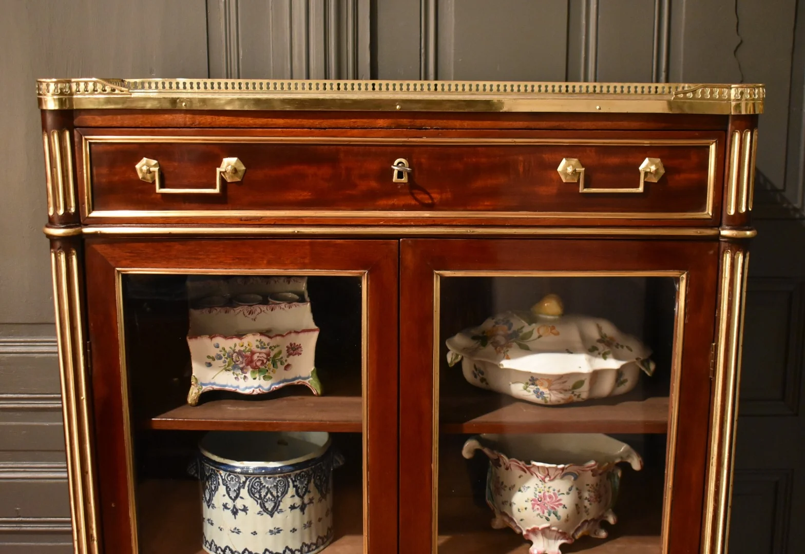 Vitrine de style Louis XVI en acajou