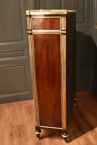 Vitrine de style Louis XVI en acajou