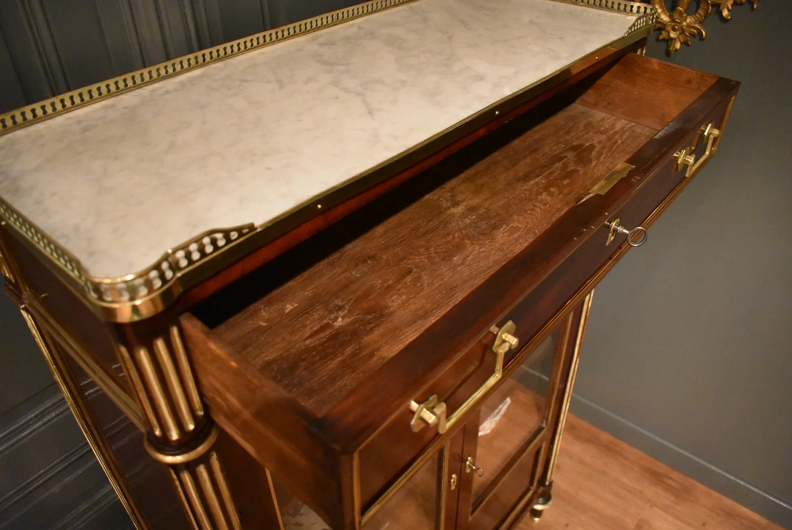Vitrine de style Louis XVI en acajou