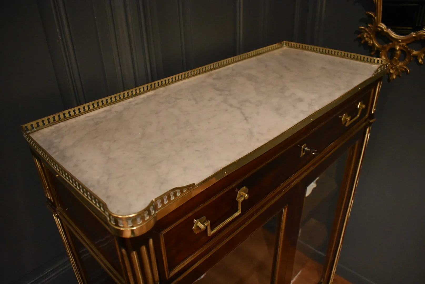 Vitrine de style Louis XVI en acajou