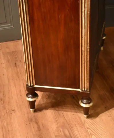Vitrine de style Louis XVI en acajou