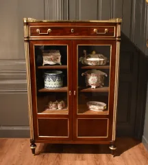 Vitrine de style Louis XVI en acajou