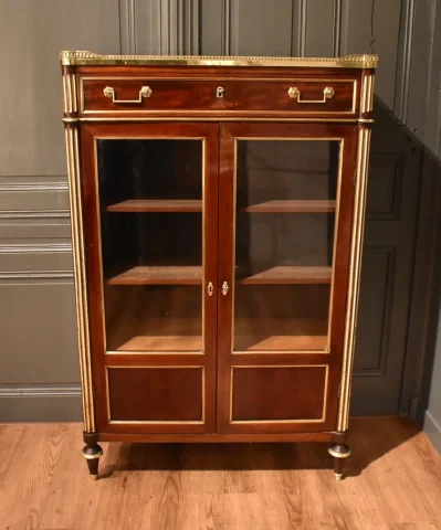 Vitrine de style Louis XVI en acajou