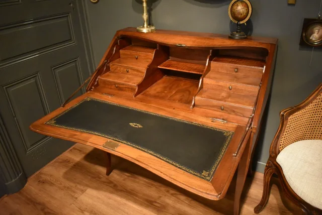 Bureau de pente de style Louis XV