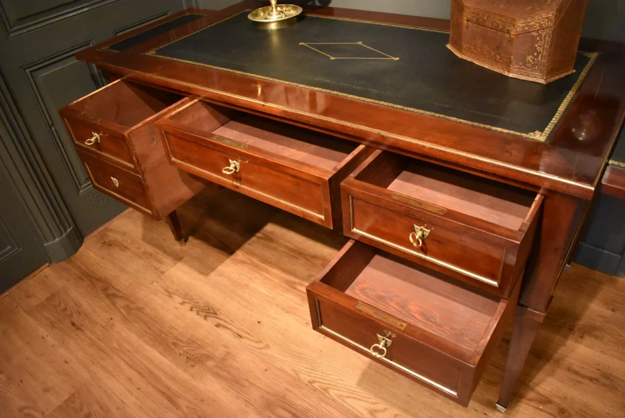 Grand bureau plat de style Louis XVI