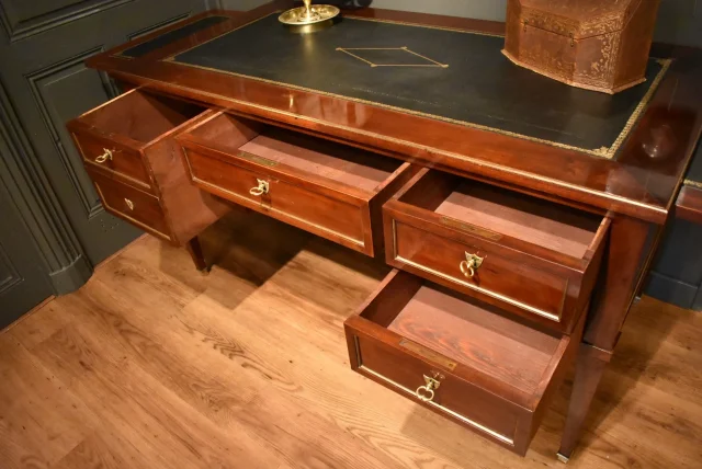 Grand bureau plat de style Louis XVI
