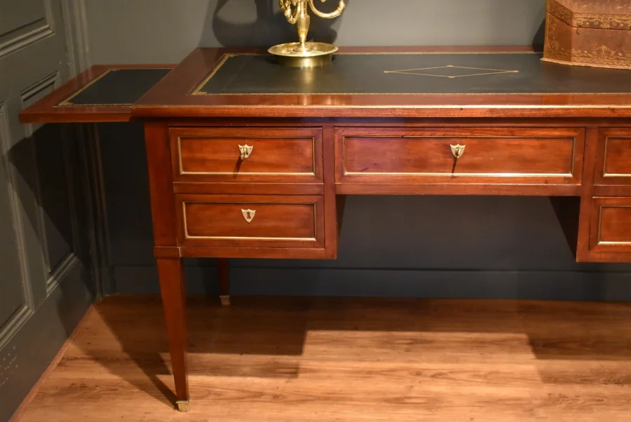 Grand bureau plat de style Louis XVI