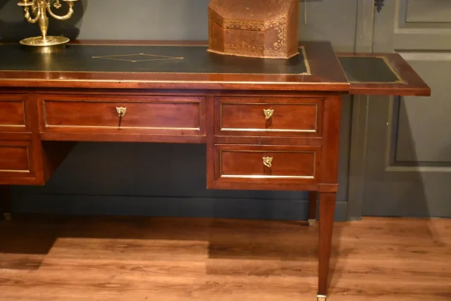 Grand bureau plat de style Louis XVI