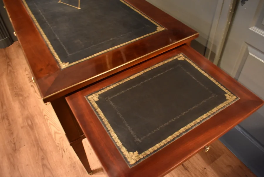 Grand bureau plat de style Louis XVI