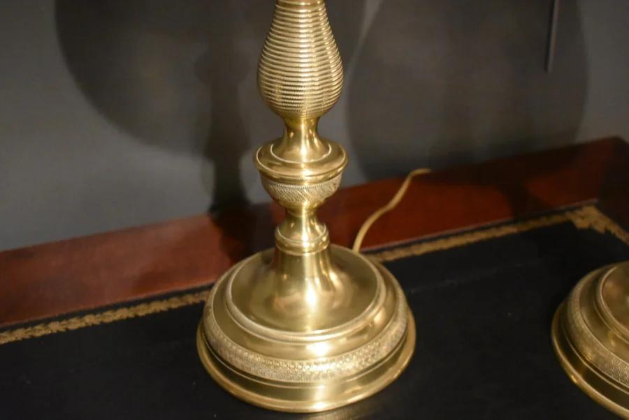 Paire de grandes lampes en bronze