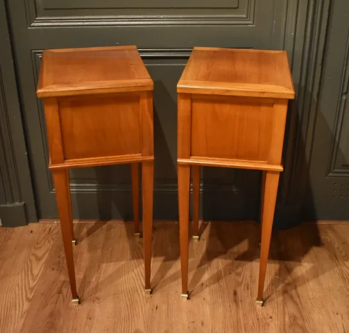 Paire de petits chevets de style Louis XVI