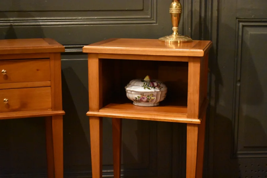 Paire de petits chevets de style Louis XVI