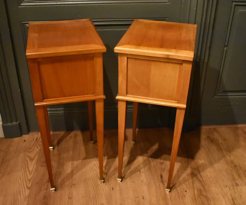 Paire de petits chevets de style Louis XVI