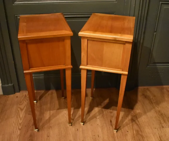Paire de petits chevets de style Louis XVI