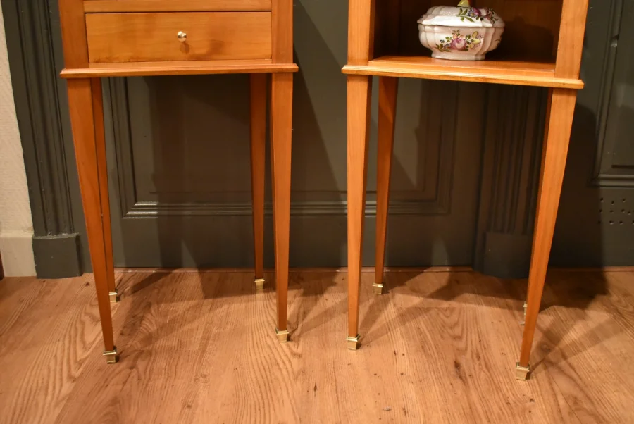 Paire de petits chevets de style Louis XVI