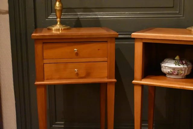 Paire de petits chevets de style Louis XVI