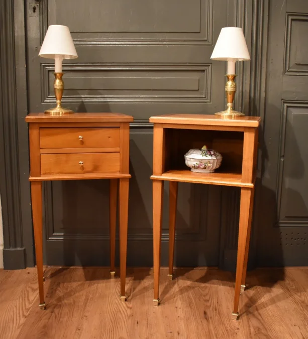 Paire de petits chevets de style Louis XVI
