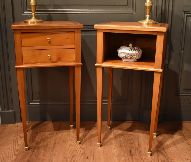 Paire de petits chevets de style Louis XVI