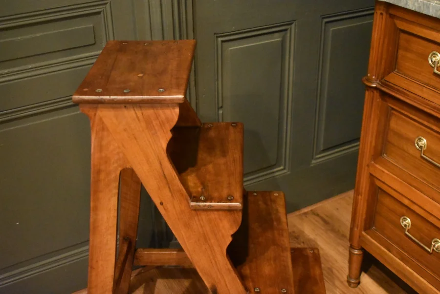 Escabeau de bibliothèque en noyer