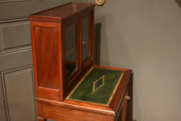 Petit bureau bonheur du jour de style Louis XVI