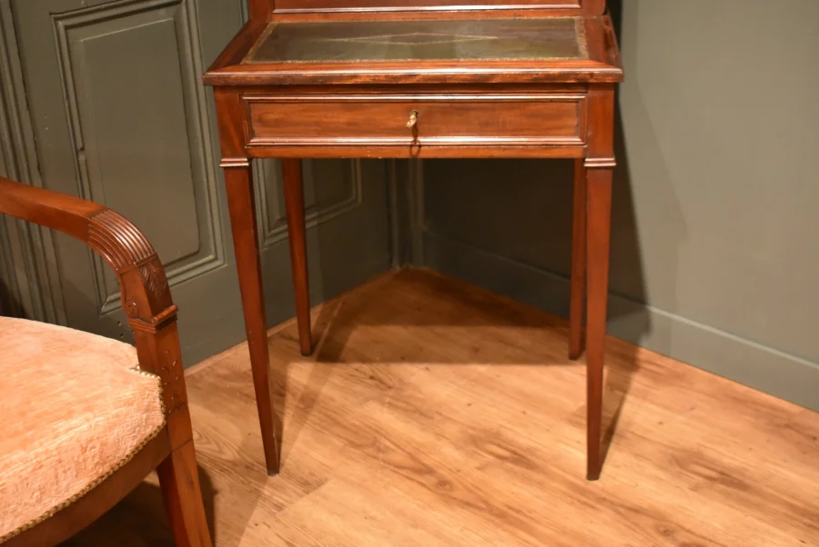 Petit bureau bonheur du jour de style Louis XVI