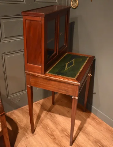 Petit bureau bonheur du jour de style Louis XVI