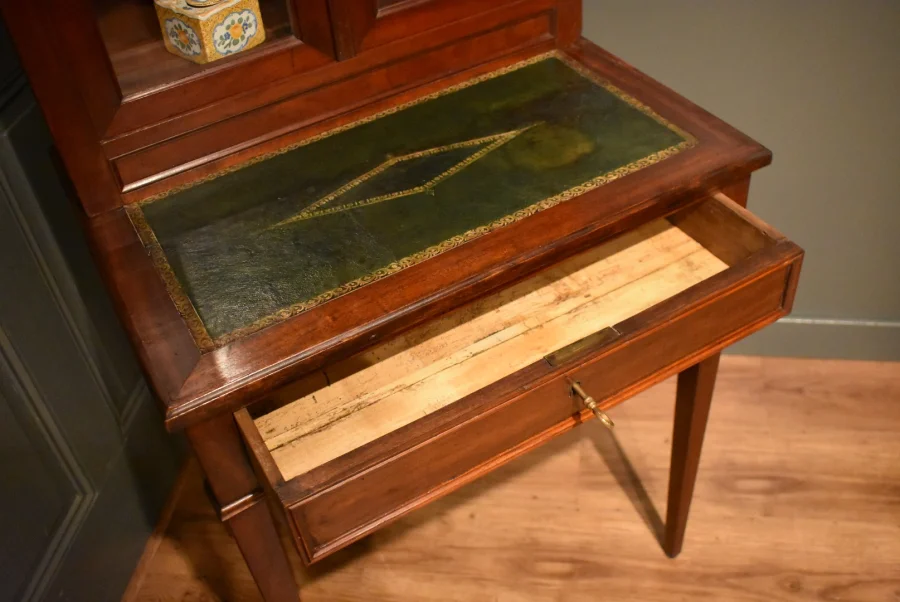 Petit bureau bonheur du jour de style Louis XVI