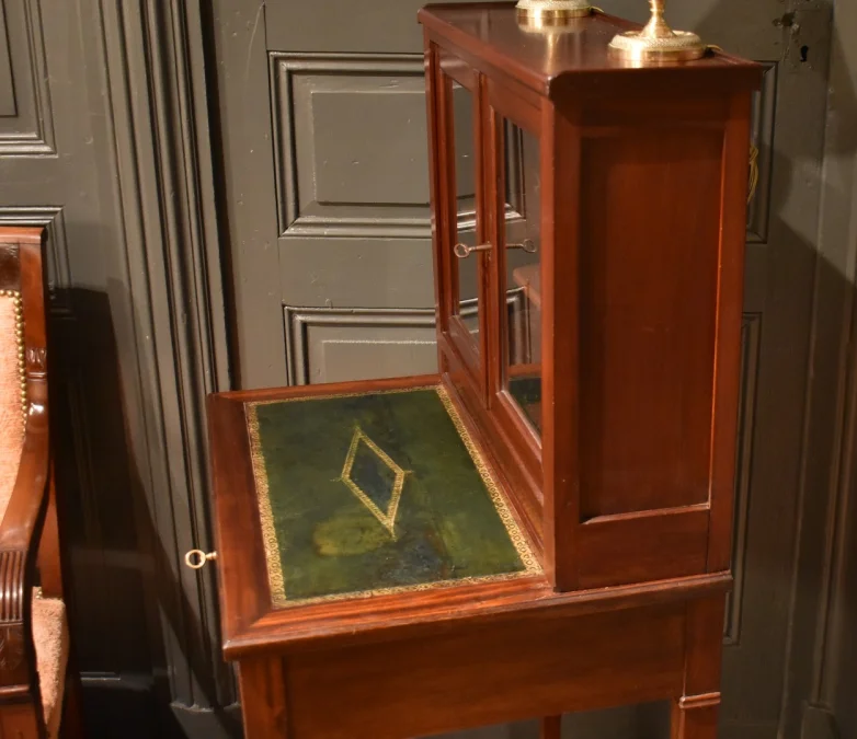 Petit bureau bonheur du jour de style Louis XVI