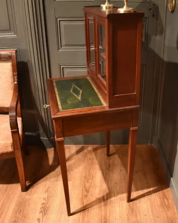 Petit bureau bonheur du jour de style Louis XVI