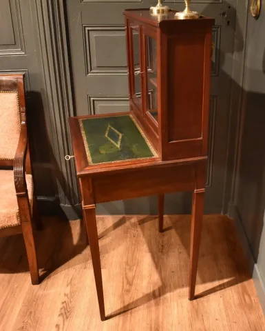 Petit bureau bonheur du jour de style Louis XVI