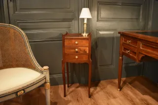 Nachttisch im Louis XV-Stil