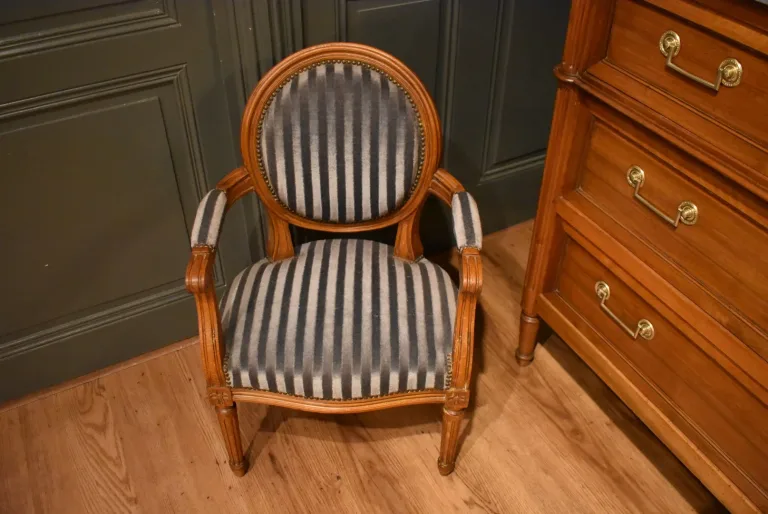 Kinderfauteuil im Louis-XVI-Stil