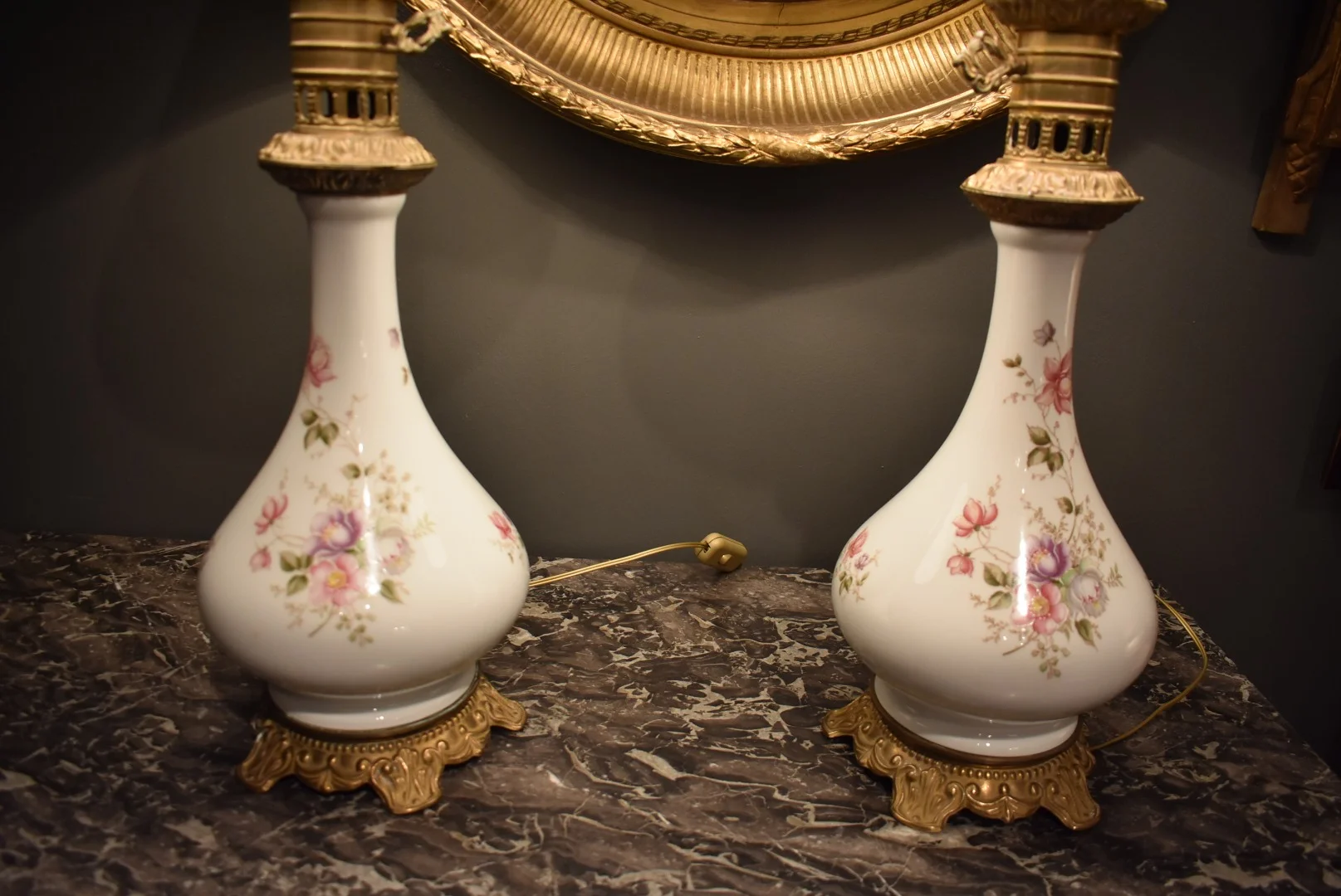 Paire de lampes en porcelaine et bronze
