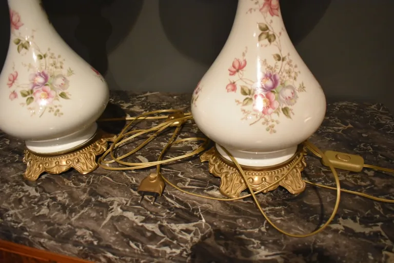 Paire de lampes en porcelaine et bronze