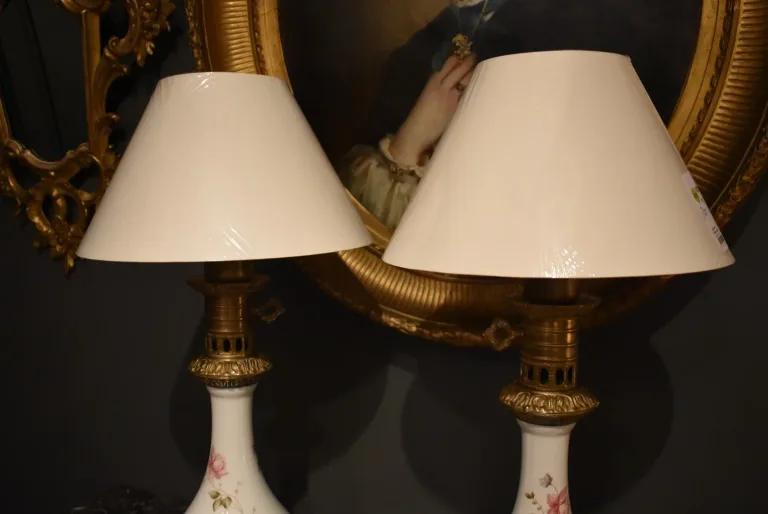 Paire de lampes en porcelaine et bronze