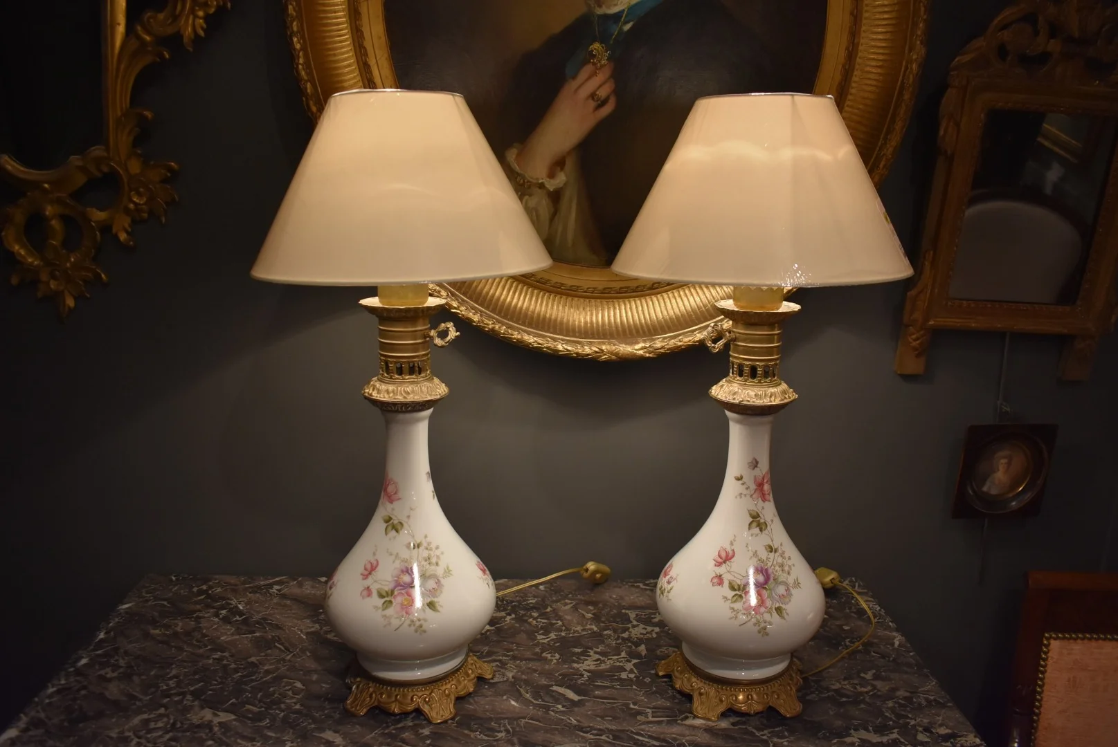 Paire de lampes en porcelaine et bronze
