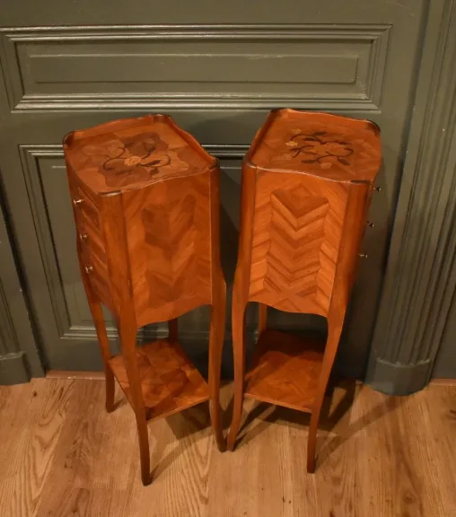 Paar kleine nachtkastjes in Louis XV-stijl