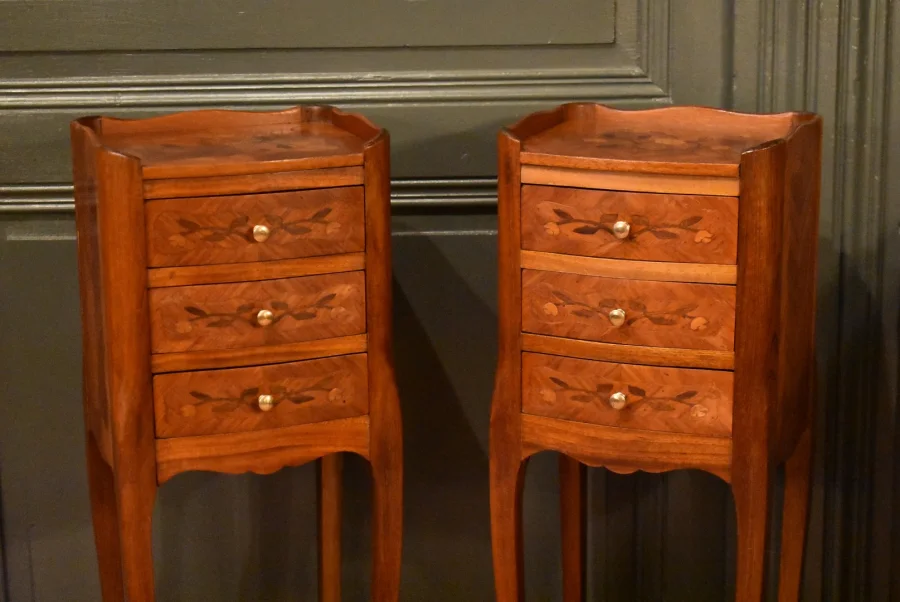 Paire de petits chevets de style Louis XV