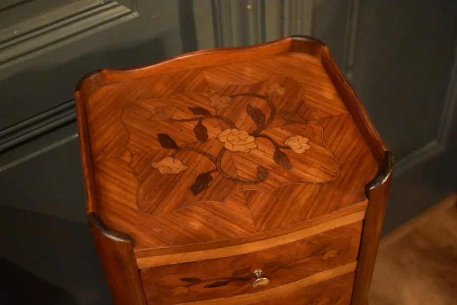 Paire de petits chevets de style Louis XV