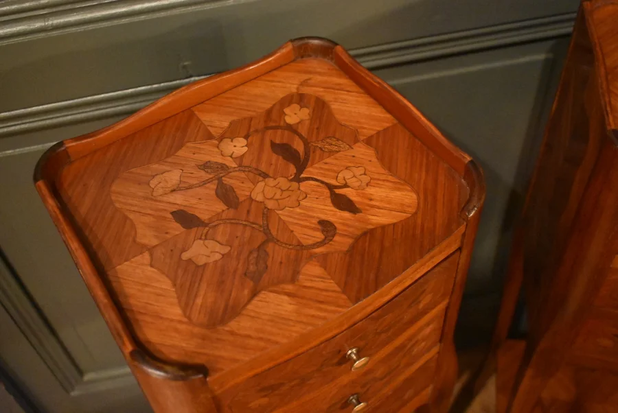 Paire de petits chevets de style Louis XV