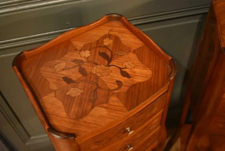 Paar kleine nachtkastjes in Louis XV-stijl