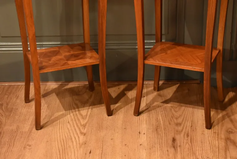 Paar kleine nachtkastjes in Louis XV-stijl