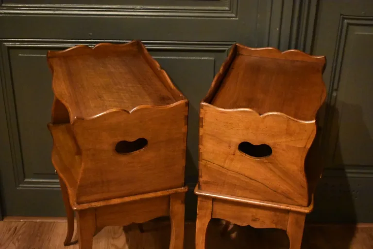 Paire de chevets en noyer