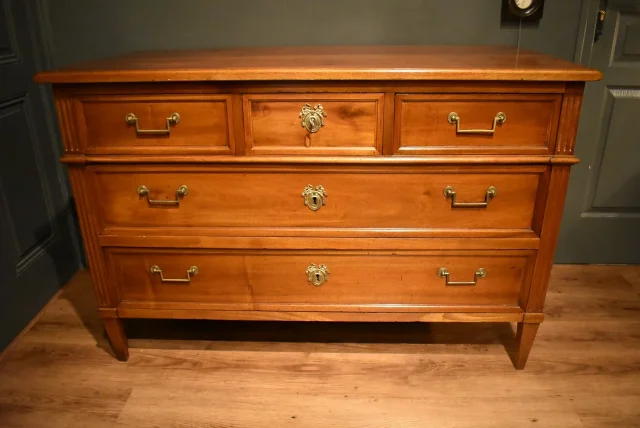 Commode Louis XVI en noyer
