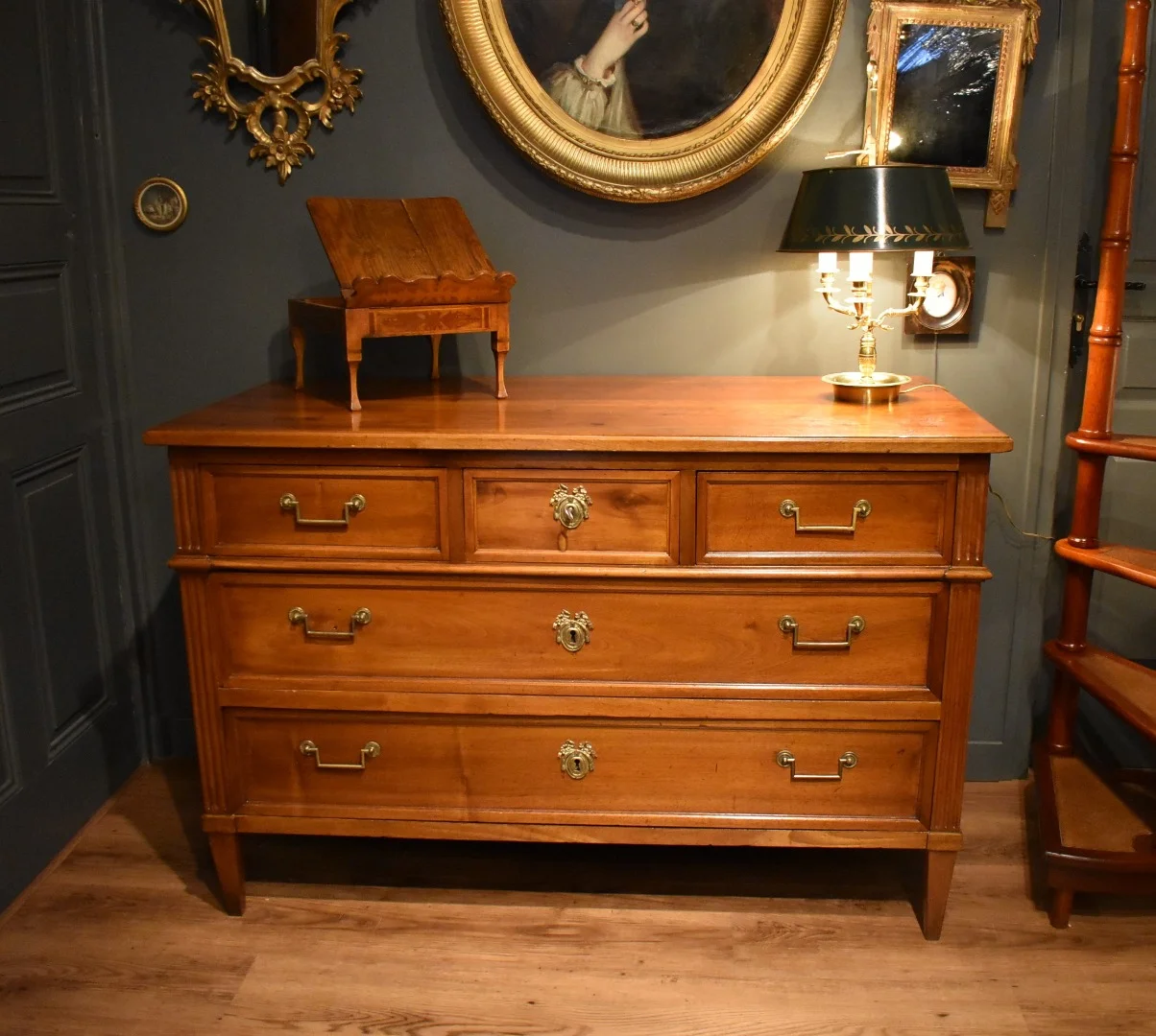 Commode Louis XVI en noyer