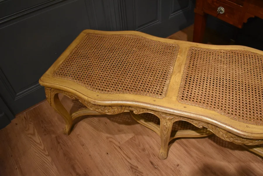 Grande banquette cannée de style Louis XV