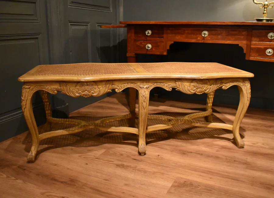 Grande banquette cannée de style Louis XV